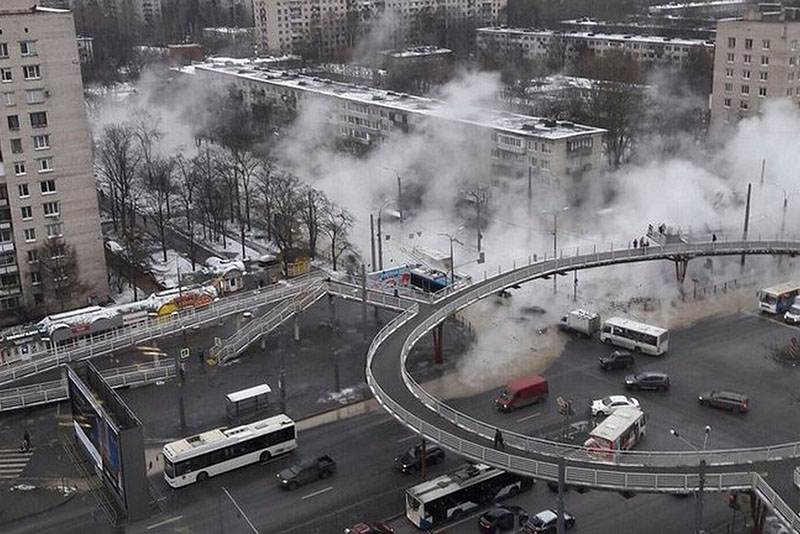 Выльется наружу. Перекресток славы и Будапештской. Пр. славы-Будапештская Санкт-Петербург. СПБ перекресток пр.славы и Будапештской. Прорыв трубы в СПБ на пр славы.