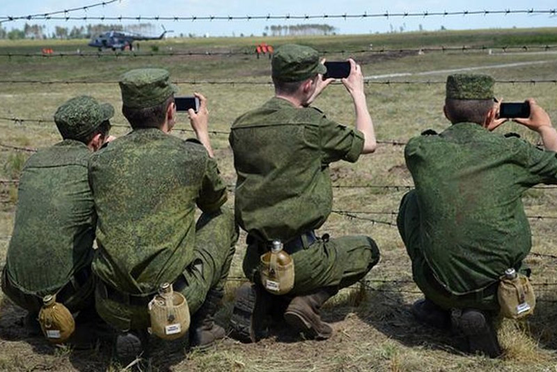 Военным запрещено. Солдат с телефоном. Внимательный солдат. Будь внимателен солдат. Фото солдат с разрешенным телефоном.